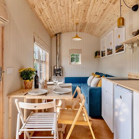 Enchanting Tiny House With Wood Burner And Hot Tub In Cairngorms บัลลาเทอร์ ภายนอก รูปภาพ