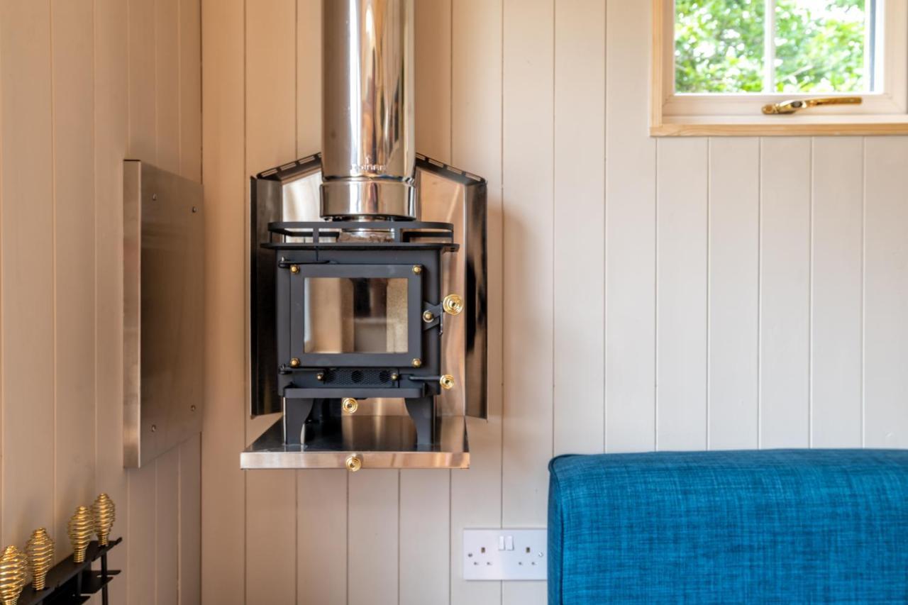 Enchanting Tiny House With Wood Burner And Hot Tub In Cairngorms บัลลาเทอร์ ภายนอก รูปภาพ