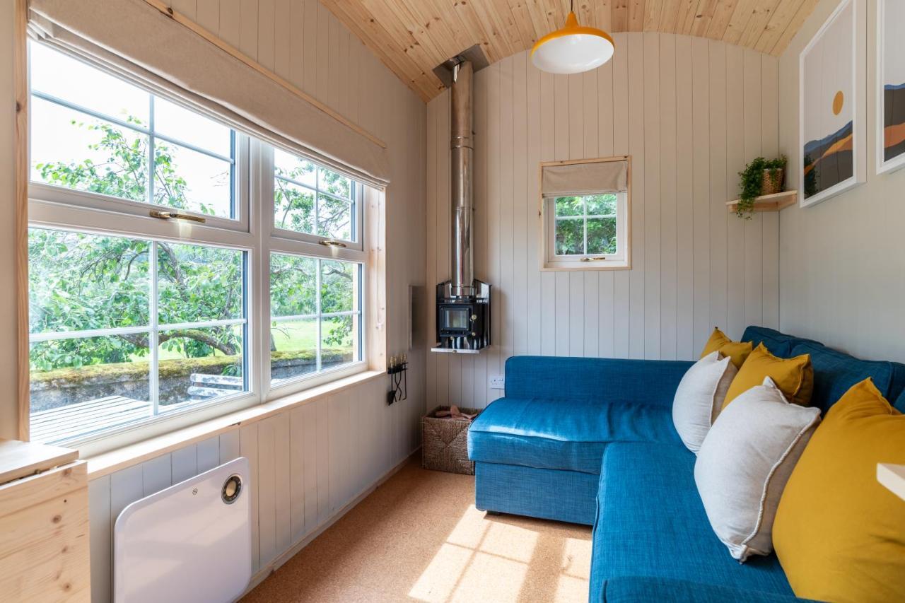 Enchanting Tiny House With Wood Burner And Hot Tub In Cairngorms บัลลาเทอร์ ภายนอก รูปภาพ