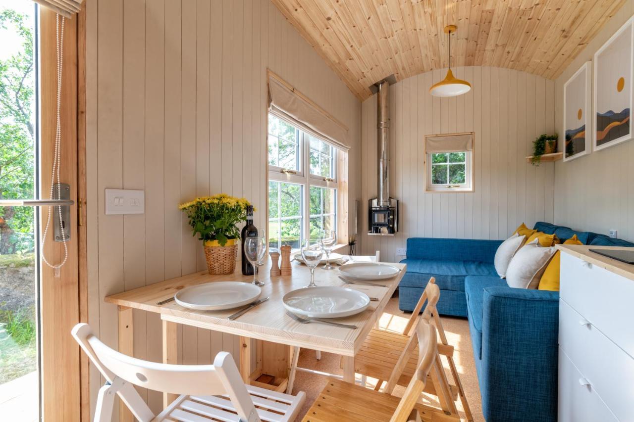 Enchanting Tiny House With Wood Burner And Hot Tub In Cairngorms บัลลาเทอร์ ภายนอก รูปภาพ