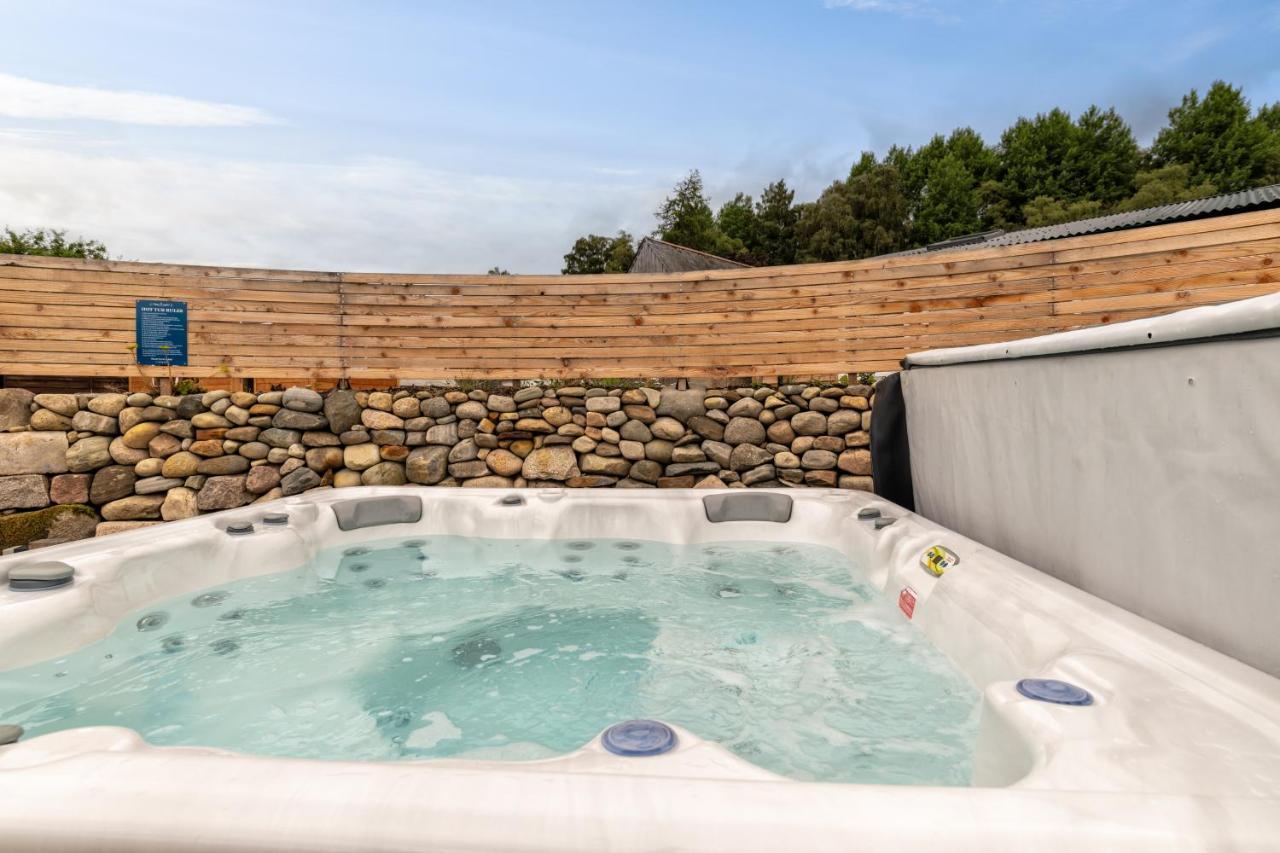Enchanting Tiny House With Wood Burner And Hot Tub In Cairngorms บัลลาเทอร์ ภายนอก รูปภาพ