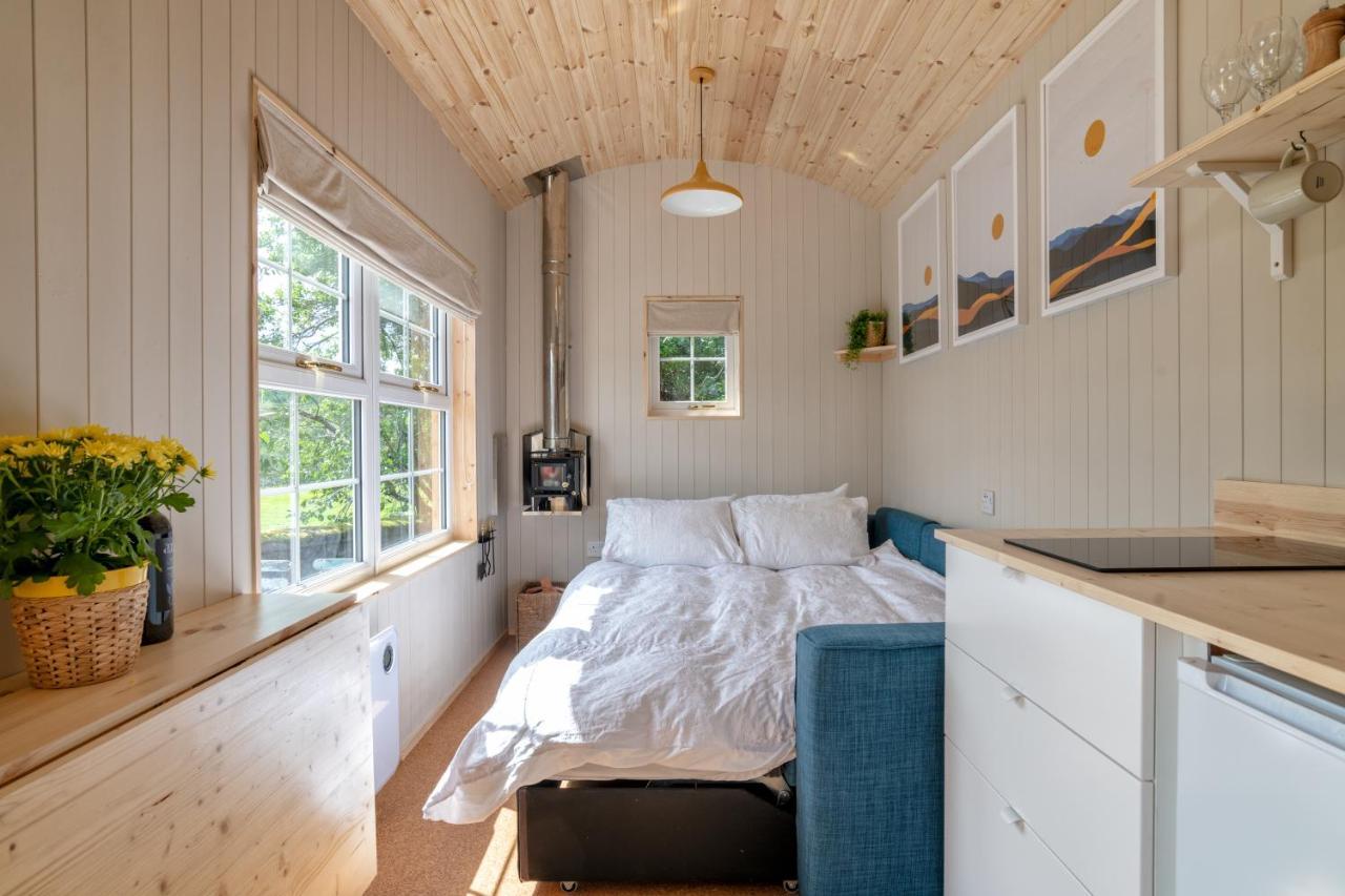 Enchanting Tiny House With Wood Burner And Hot Tub In Cairngorms บัลลาเทอร์ ภายนอก รูปภาพ