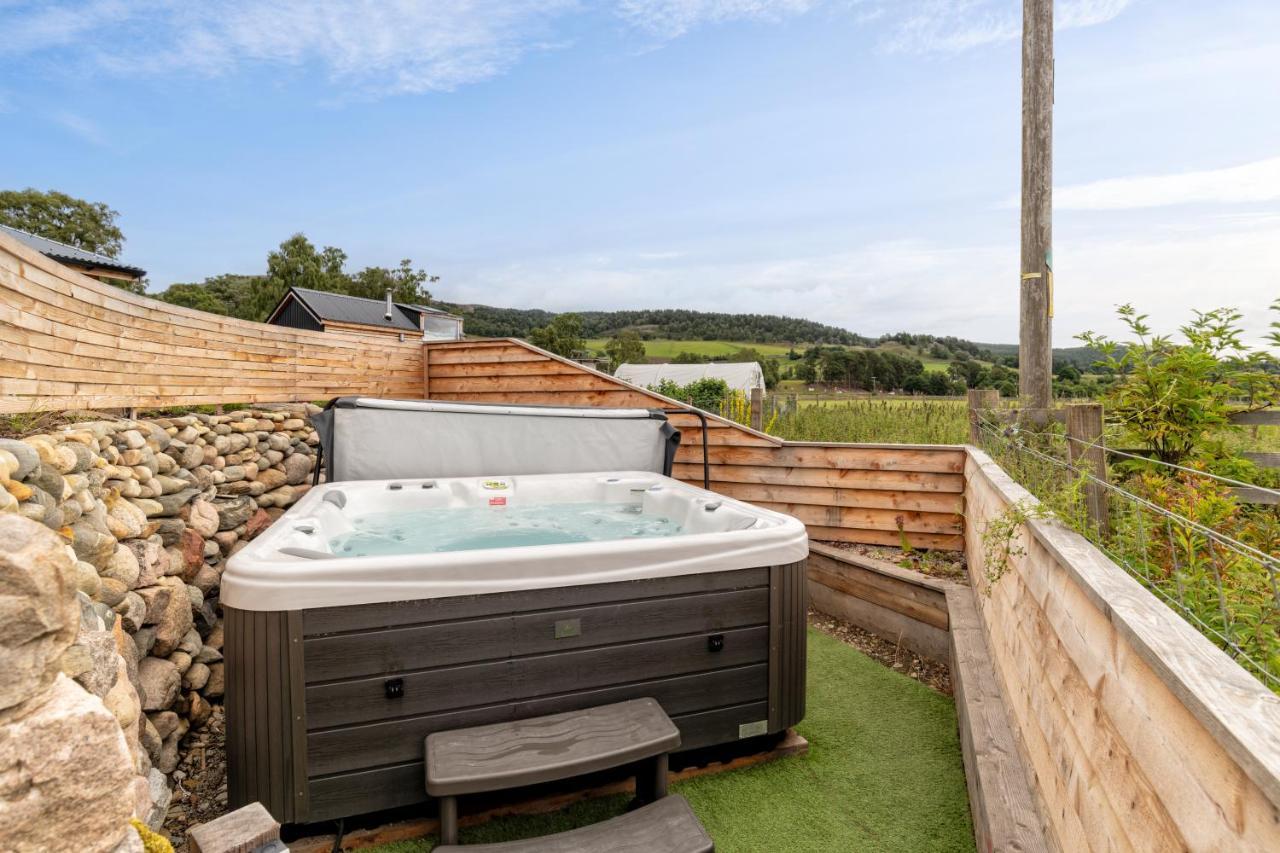 Enchanting Tiny House With Wood Burner And Hot Tub In Cairngorms บัลลาเทอร์ ภายนอก รูปภาพ