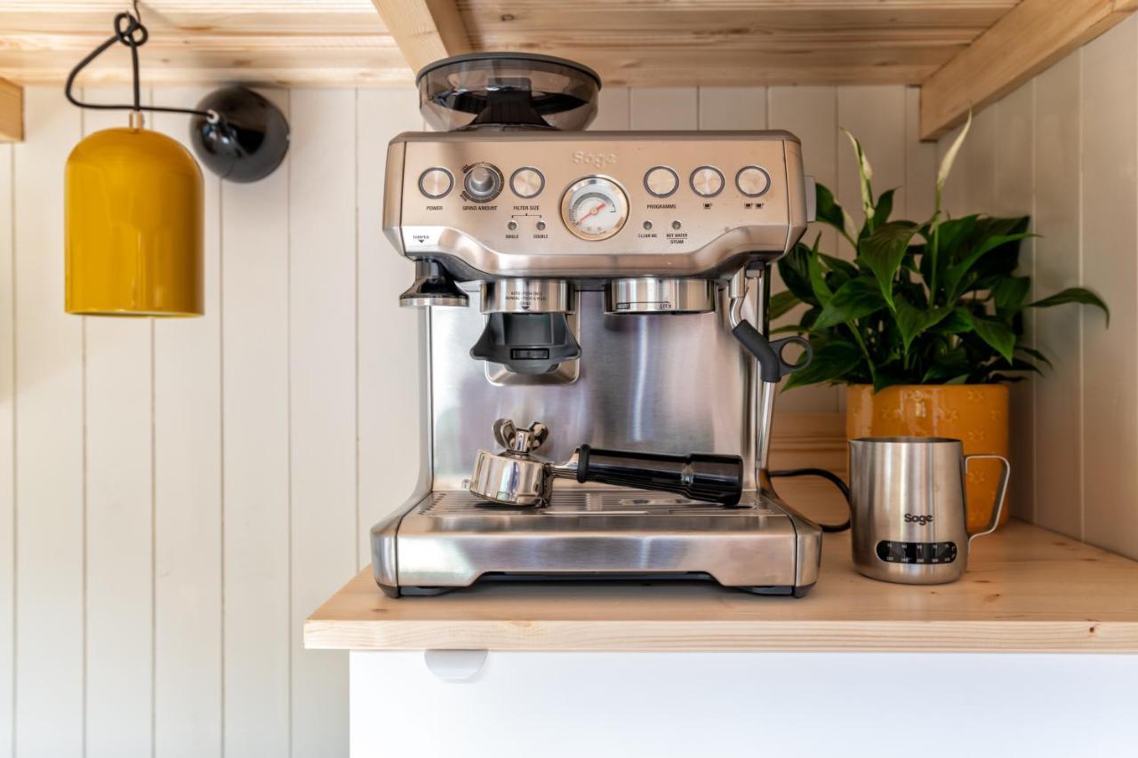 Enchanting Tiny House With Wood Burner And Hot Tub In Cairngorms บัลลาเทอร์ ภายนอก รูปภาพ
