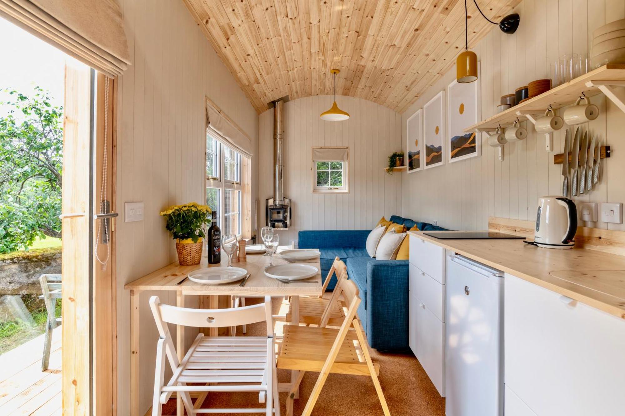 Enchanting Tiny House With Wood Burner And Hot Tub In Cairngorms บัลลาเทอร์ ภายนอก รูปภาพ